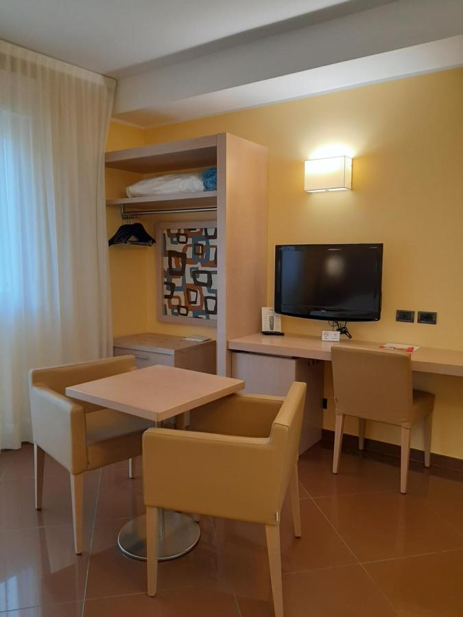 Hotel Chiaraluna Civitanova Marche Eksteriør billede