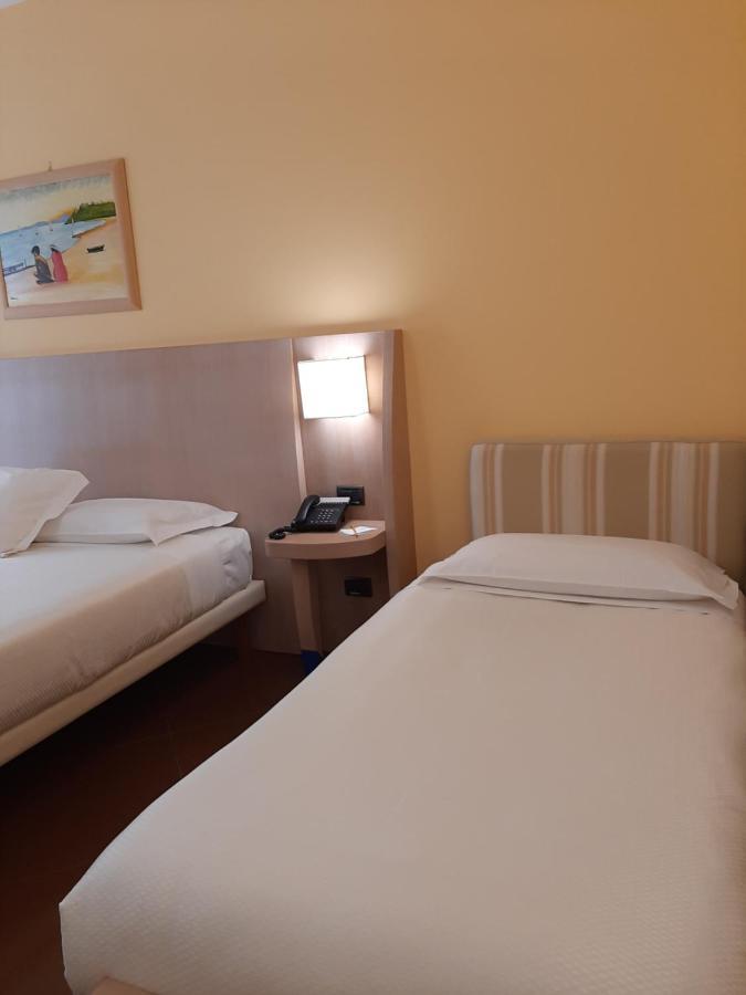 Hotel Chiaraluna Civitanova Marche Eksteriør billede