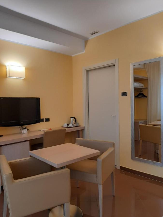 Hotel Chiaraluna Civitanova Marche Eksteriør billede